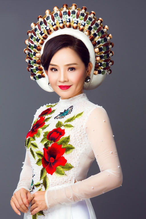 Đặc biệt Hoài An luôn cảm thấy rất thoải mái khi mặc chứ không bị cảm giác bó chặt, khó chịu. Nhờ vậy chị tự tin chọn áo dài nhiều hơn khi tham gia các sự kiện của làng giải trí, hoặc đóng phim.