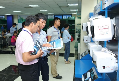 Xuất xứ rõ ràng, độ an toàn, kiểu dáng trang nhã, giá thành hợp lý... là những tiêu chí được quan tâm khi chọn mua bình nước nóng.