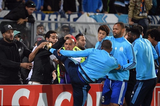 Cựu &quot;sao&quot; MU lập kỷ lục tai tiếng chưa từng có tại Europa League!