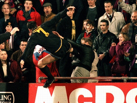 Evra được nhiều người ví von là bản sao của huyền thoại Cantona!