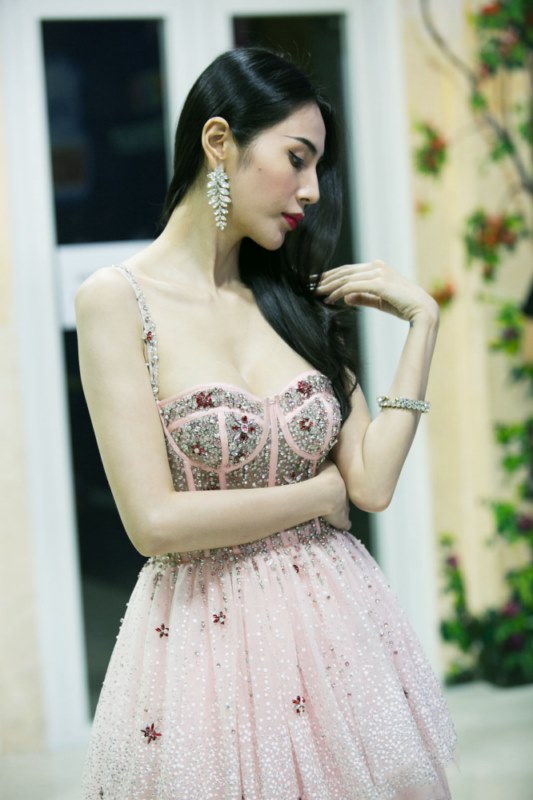 Từ câu chuyện trong chính cuộc đời mình, Thuỷ Tiên cho rằng, con người hạnh phúc khi biết được điểm dừng, biết cảm thấy đủ, dừng lại hưởng thụ, đấy mới là hạnh phúc.