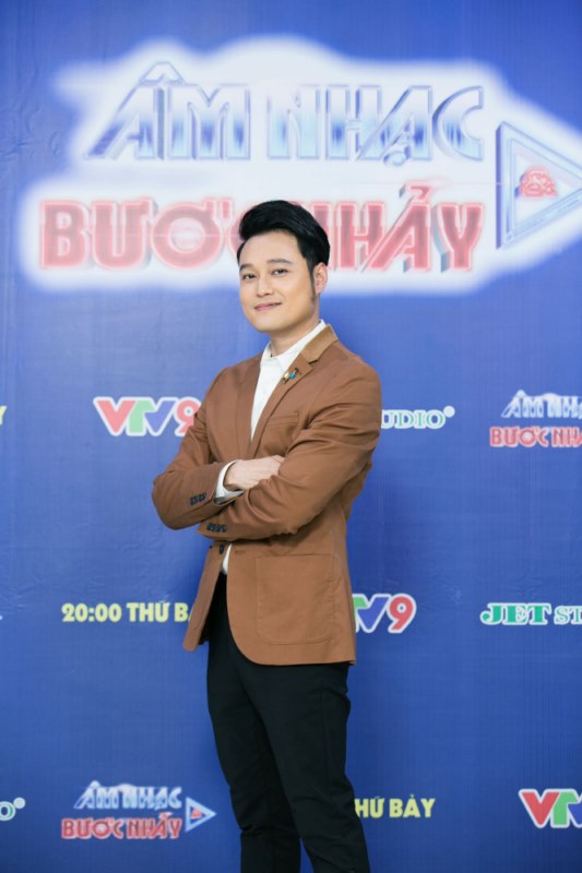 Chàng hoàng tử ngày nào, giờ đây thật bình dị và lặng thầm khi đến tham dự chương trình không cần ekip, cũng chẳng lái xe riêng. Lặng lẽ bắt taxi đến rồi lặng lẽ đón taxi về…chỉ một mình.