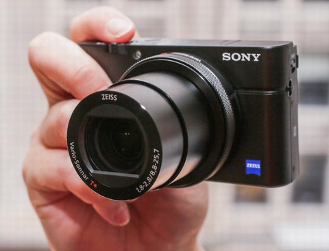1. Sony RX100 IV. “Gia đình” Sony RX100 có rất nhiều thành viên, mỗi thành viên «chịu trách nhiệm» một lĩnh vực riêng. Về phần mình, RX100 IV tích hợp cảm biến Exmor 1 inch độ phân giải 20 triệu điểm ảnh, thừa hưởng thiết kế kính ngắm điện tử có thể thu lại của LCD RX100 III. Đây là thành viên đầu tiên của “gia đình” RX100 cung cấp video Ultra HD/4K. 