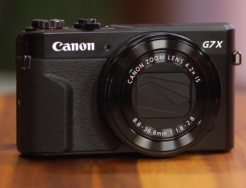 6. Canon PowerShot G7 X Mark II. Cảm biến 1 inch 20 megapixel, ống kính 24 - 100 mm với khẩu độ f/1.8-2.8, màn hình cảm ứng LCD và xoay, thiết kế đơn giản và tỉ mỉ... Giống như người tiền nhiệm G7 X của mình, chất lượng hình ảnh là điểm nổi bật của PowerShot G7 X Mark II. Thiết bị này được trang bị thêm tính năng Wifi, NFC và GPS cũng như chế độ time lapse và bổ sung chế độ chuyển đổi raw sang fpeg. Chắc chắn G7 X Mark II là đối thủ cạnh tranh trực tiếp của RX 100 IV.