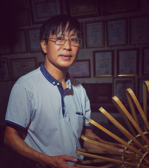 Nghệ nhân Hoàng Văn Hạnh đang giới thiệu những tác phẩm của mình