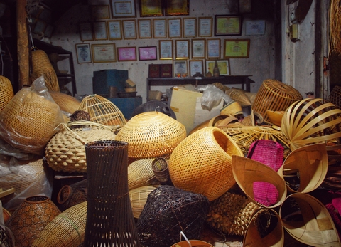 Căn nhà cổ của nghệ nhân Hoàng Văn Hạnh chứa giải thưởng và những tác phẩm đoạt giải của các cuộc thi