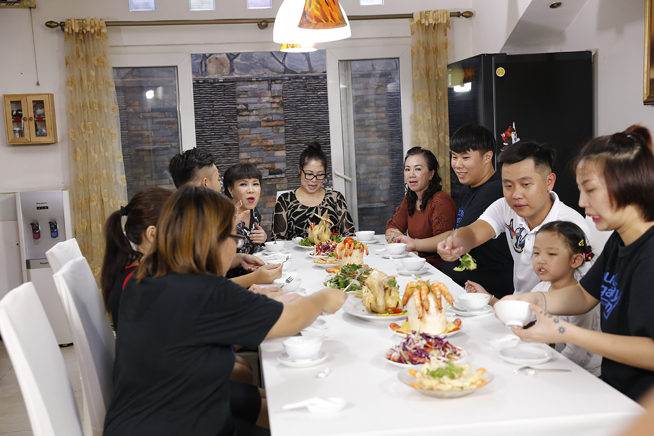Ngay sau đó, hai vị giám khảo còn ở lại dùng cơm cùng tất cả mọi ngừoi và tiếp thêm tinh thần cho bốn thí sinh trước thềm bán kết.