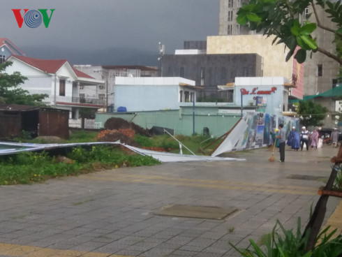 Hàng loạt pano vừa được người dân dựng lại cách đây mấy ngày nay tiếp tục ngã đổ.