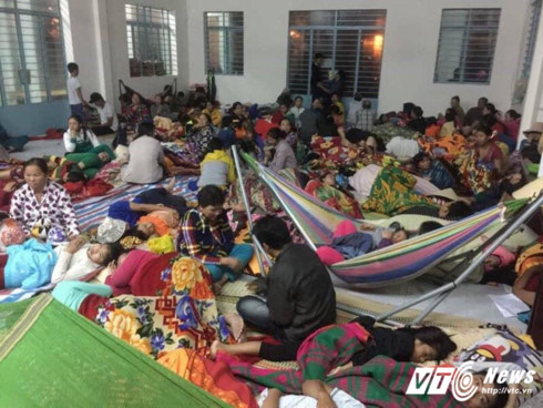 Người dân Khánh Hoà tránh trú bão