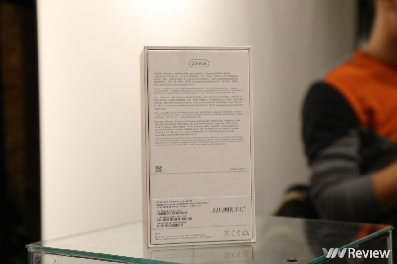 Đây là phiên bản iPhone X 256GB do cửa hàng ShopDunk (shopdunk.vn) địa chỉ 143 Thái Hà vừa đưa về Hà Nội trong chiều ngày 3/11. Phiên bản 256GB hiện là lựa chọn cao nhất hiện nay của iPhone X, mức giá tham khảo hiện tại cho phiên bản này tại Shop Dunk là 59,5 triệu đồng. Trong khi đó, phiên bản 64GB có giá tham khảo là 49,5 triệu đồng. Đại diện cửa hàng cho biết giá sẽ liên tục thay đổi trong 3 ngày tới. Mã hiệu ZP/A trên phần vỏ hộp cho thấy đây là phiên bản được đưa về từ thị trường Singapore, một trong những nước bán ra iPhone X sớm nhất trên thế giới và cách Việt Nam chỉ khoảng 2 tiếng rưỡi di chuyển bằng máy bay. 