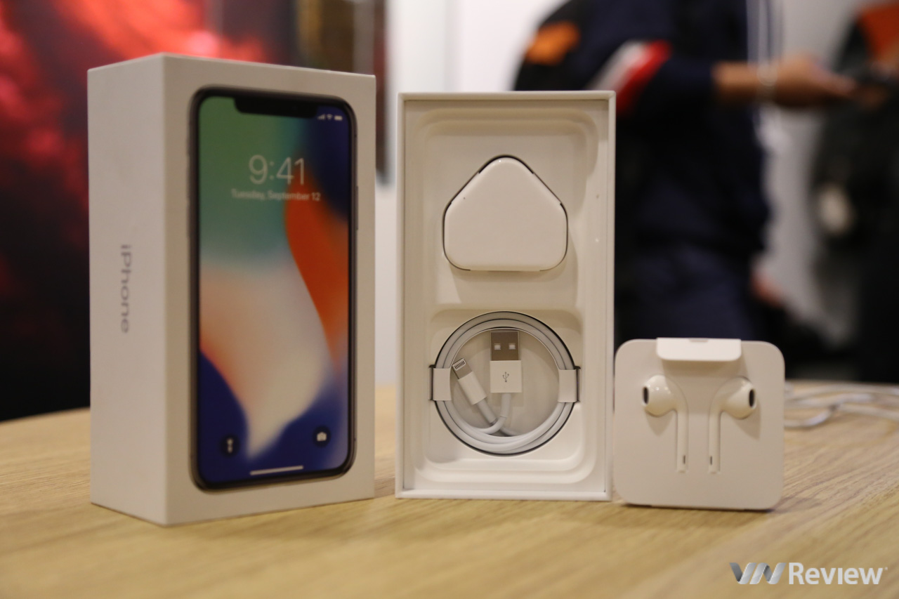 Phụ kiện đi kèm iPhone X cũng không có khác biệt nào so với những chiếc iPhone khác. Vẫn là củ sạc, cáp Lightning, đầu chuyển Lightning sang cổng 3.5mm, tai nghe có dây EarPods. Dù hỗ trợ sạc nhanh nhưng iPhone X vẫn chỉ đi kèm củ sạc chậm đầu ra 5V - 1A. Muốn máy sạc nhanh hơn, người dùng buộc phải mua thêm củ sạc và cáp sạc từ Apple với chi phí khoảng 75 USD (khoảng 1,7 triệu đồng) .