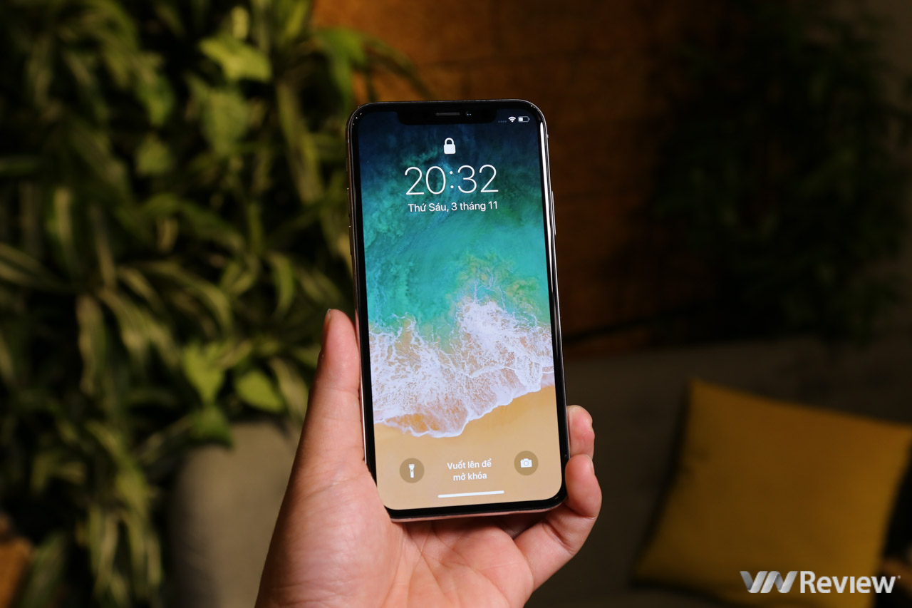Thiết kế viền mỏng tràn cạnh của iPhone X gây ấn tượng ngay khi vừa bóc hộp. Nút home vật lý đặc trưng của iPhone đã bị loại bỏ đi khiến mặt trước thanh thoát hơn hẳn.  Dù các cạnh viền xung quanh không phải quá mỏng, nhất là cạnh trên có thêm một dải đen hơi vô duyên để chứa camera selfie cùng các cảm biến TrueDepth để phục vụ tính năng Face ID nhưng màn hình của iPhone X vẫn gây được ấn tượng tốt việc được đẩy nổi lên hẳn so với khung viền, khiến hình ảnh sống động hơn.  