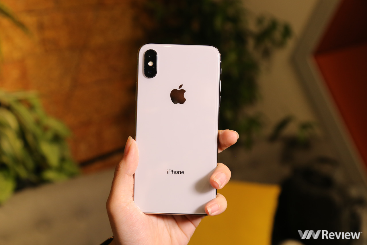Mặt sau được làm bằng kính tương tự iPhone 8/8 Plus, cụm camera kép xếp theo chiều dọc lồi hẳn lên khỏi mặt lưng và trông không thực sự đẹp mắt. Cận cảnh cụm camera kép siêu lồi của iPhone X. Đây cũng là chiếc iPhone duy nhất hiện nay chống rung quang học cả ở camera chính và camera tele. Khu vực phía dưới của mặt lưng chỉ có duy nhất dòng chữ iPhone giống với iPhone 8/8 Plus mà không hề có ký hiệu về mã máy như các đời trước. 