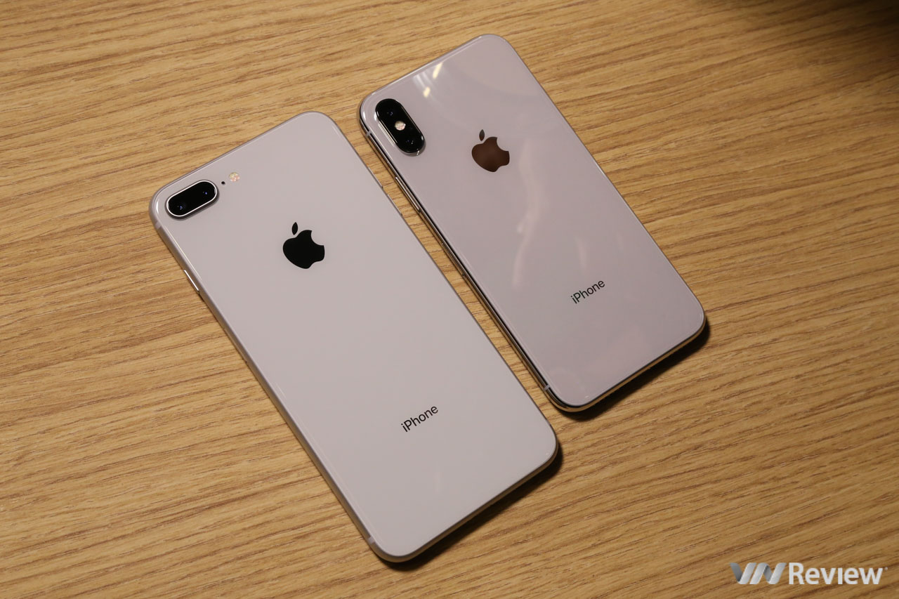 Cùng sử dụng chất liệu kính nhưng 2 phiên bản màu bạc của iPhone X và iPhone 8 Plus vẫn khác nhau đôi chút về độ đậm nhạt và sắc độ ở mặt lưng. Cách bố trí cụm camera sẽ là điểm khác biệt lớn nhất giữa iPhone X và iPhone 8 Plus khi nhìn từ mặt sau. Độ lồi của camera trên iPhone X cũng lớn hơn có lẽ do cả 2 camera đều trang bị chống rung quang học (OIS). 
