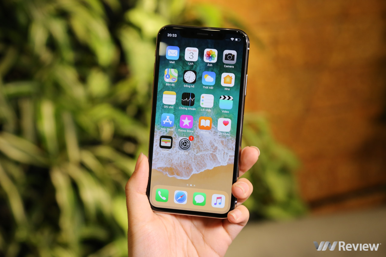 iPhone X cho cảm giác khá đầm và gọn gàng khi cầm trên tay nhờ kích thước nhỏ gọn chỉ ngang iPhone 8 và tỉ lệ màn hình 19,5:9 khiến máy dài và thon hơn. Dù sử dụng màn hình OLED từ Samsung nhưng màu sắc trên iPhone X vẫn ở mức trung tính, không theo hướng rực rỡ nịnh mắt.