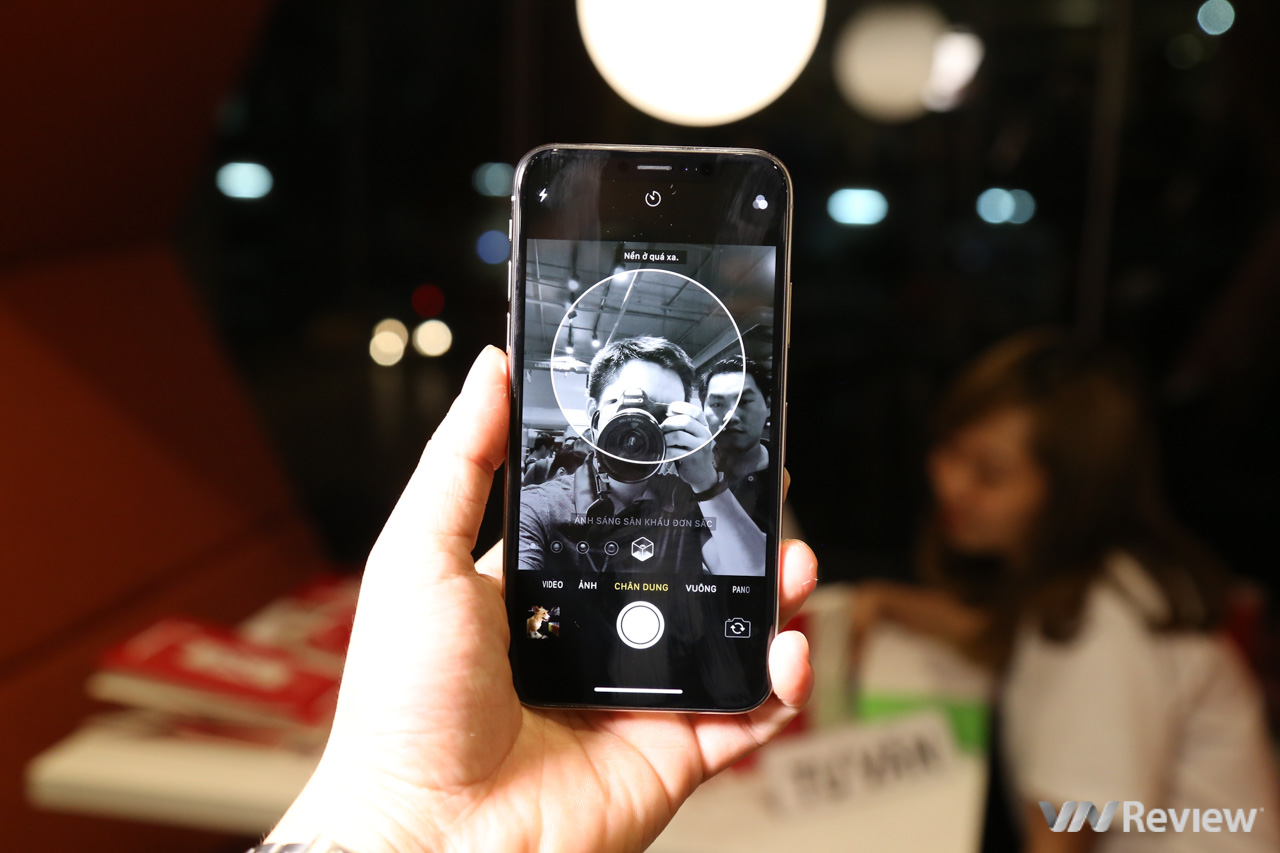 Ngoài xóa phông, người dùng có thể áp dụng các hiệu ứng ánh sáng Portrait Lighting cho camera trước giống như ở camera sau.