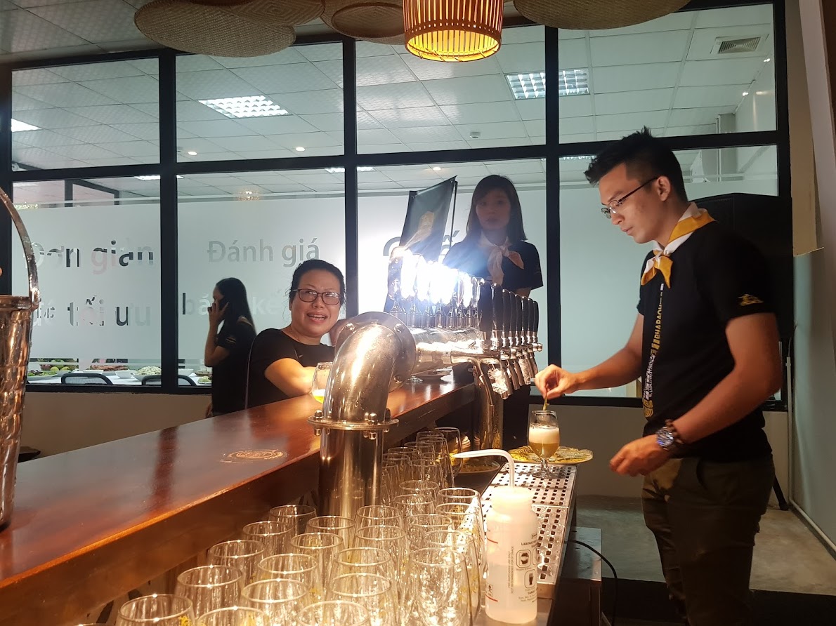 Nếu bạn không uống được nhiều thì nên chọn những loại bia nhẹ như Snow White (được làm từ giống lúa mì Đức và men bia từ Bỉ, mang hương vị tinh tế) hay Queen Blonde Ale, dễ uống với vị chanh nhẹ nhàng và một chút vị đắng của hoa bia. Hương vị bia là sự cân bằng giữa vị ngọt và đắng, giữa vị thảo mộc và một chút hương hoa quả. 