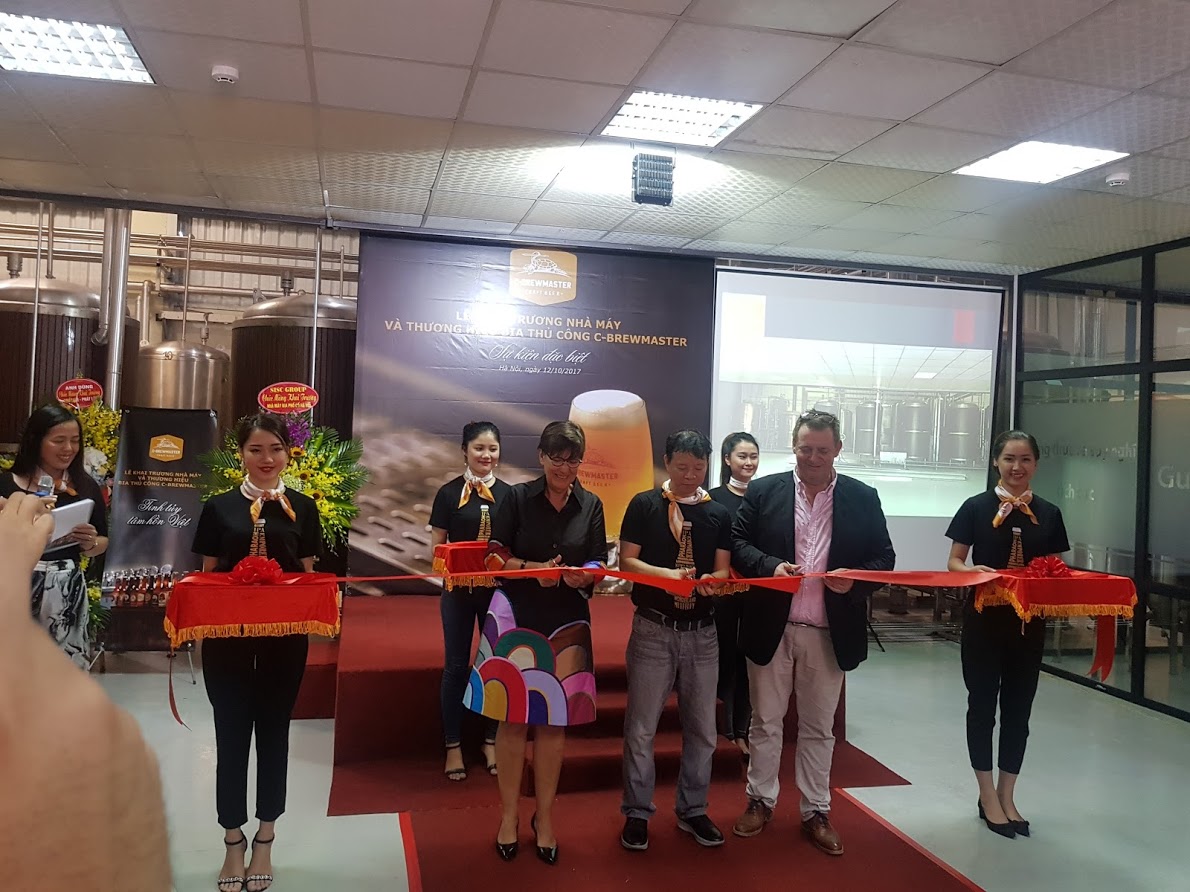 Bà Đại sứ đặc mệnh toàn quyền Vương quốc Bỉ, một trong những khách hàng thân thiết của C-Brewmaste đã tới dự và cắt băng khánh thành Nhà máy bia C-Brewmaste tại Khu Đô thị Quang Minh, Hà Nội hồi tháng 10/2017