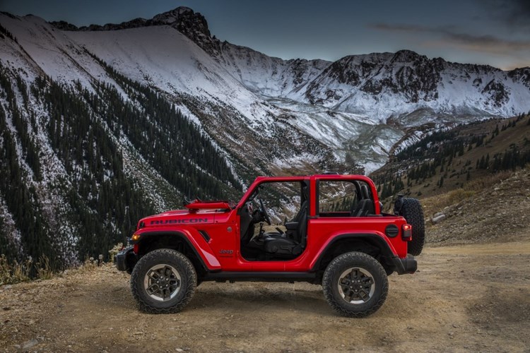 Như vậy Wrangler 2018 đã có giá cao hơn 2.550 USD so với phiên bản trước đó. Tuy nhiên nó thực sự đáng giá khi được trang bị hàng loạt những tính năng và công nghệ mới hiện đại hơn.