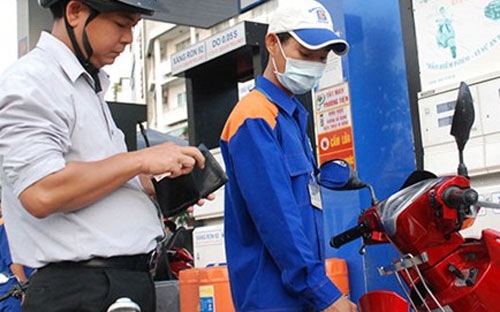 Chiều nay, giá xăng RON 92 tăng lên hơn 18.000 đồng/lít