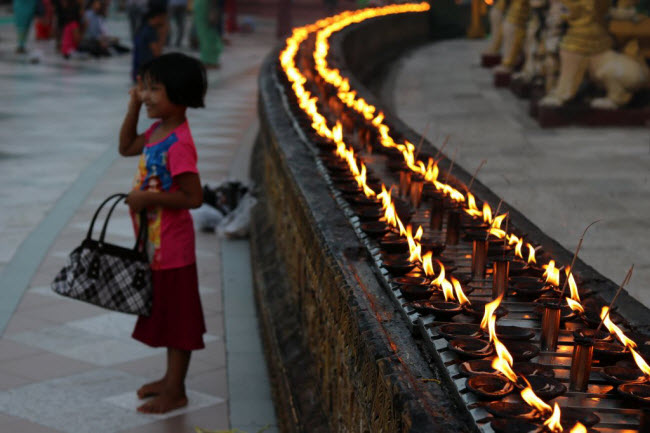 7. Không bao giờ cho trẻ em tiền: Du khách tới Myanmar có thể gặp nhiều trẻ em xin tiền họ. Việc từ chối lời cầu xin của trẻ em rất khó khăn, nhưng bạn nên tránh cho chúng tiền nếu có thể. Bởi vì hành động này có thể gây ra những hậu quả khó lường như khuyến khích thêm trẻ em đi ăn xin.