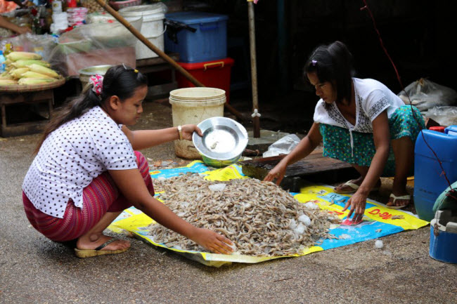 8. Tránh sử dụng tay trái: Du khách sử dụng tay trái để nhận hay đưa vật gì có thể bị xem là hành động vô lễ. Thay vào đó, bạn nên sử dụng tay phải hoặc cả hai tay cho việc này.