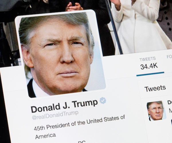Tài khoản Twitter của ông Trump bị vô hiệu hóa bởi một nhân viên quèn