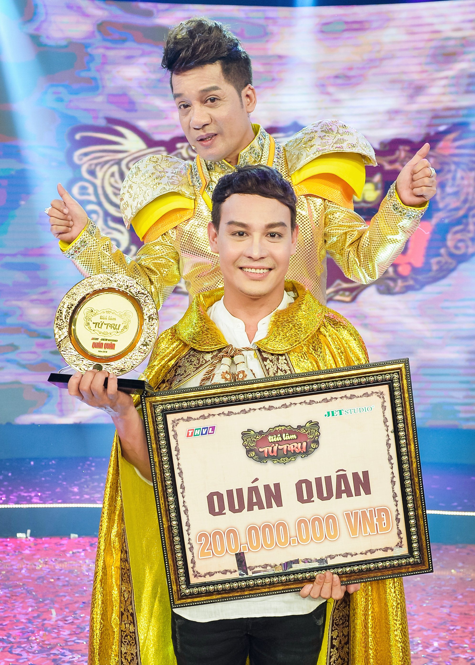 Diễn viên Minh Dũng là quán quân Tiếu Lâm Tứ Trụ mùa đầu tiên khi cùng với sư phụ Minh Nhí vượt qua 14 đêm thi tài để nhận được ngôi vị cao nhất chương trình.