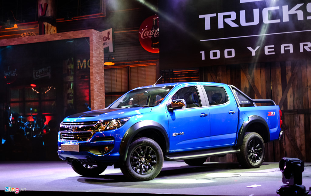 Về tính năng vận hành, Colorado Centennial vẫn trang bị động cơ Duramax 2.8 lít, phun nhiên liệu trực tiếp, tích hợp bộ tăng áp, 4 xy-lanh thẳng hàng, làm mát bằng dung dịch, dung tích 2.776 cc. Công suất cực đại đạt 197 mã lực tại 3.600 vòng/phút và mô-men xoắn 500 Nm tại 2.000 vòng/phút. Cỗ máy này đạt tiêu chuẩn khí thải Euro 4.