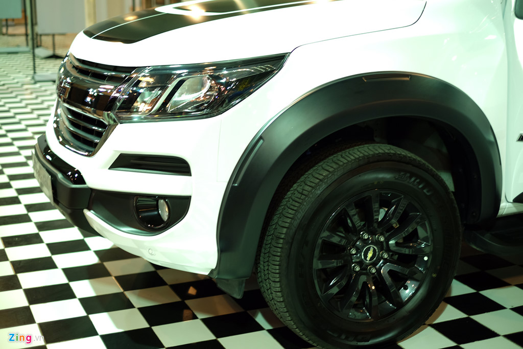 Hốc bánh trước cũng hầm hố hơn nhờ dải decal màu đen mờ tương phản với thân xe. Đặc biệt màu trắng Summit White chỉ có trên phiên bản kỷ niệm. Xe được lắp vành 18 inch. Hệ thống treo trước độc lập, hai đòn ngang với giảm chấn hơi. Hệ thống treo sau dùng lá nhíp lò xo, tấm kim loại bán nguyệt và giảm chấn hơi.