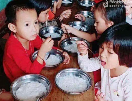 Phụ huynh bức xúc vì 'bữa ăn đạm bạc' chỉ có miến luộc của trẻ mầm non