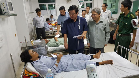 Lãnh đạo tỉnh Bình Định thăm hỏi các thuyền viên bị nạn