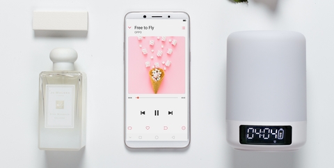 Cũng như các mẫu smartphone trước đây của Oppo, điểm nhất lớn nhất của F5 là khả năng selfie ấn tượng. Ngoài ra, chiếc điện thoại selfie mới nhất của Oppo còn được trang bị công nghệ nhận diện khuôn mặt – một tính năng chỉ thấy trên một vài smartphone cao cấp.