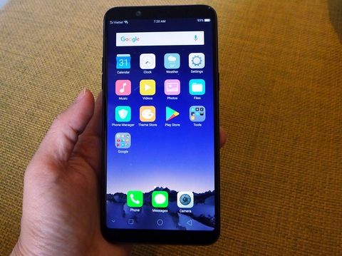 Oppo F5 tùy biến hàng loạt tính năng như micro, chế độ camera toàn cảnh (full view), tuỳ chọn ấn phím điều hướng và thao tác bằng cử chỉ… theo hướng tận dụng màn hình tràn viền một cách hiệu quả. Nhà sản xuất này cho biết sẽ tiếp tục ra mắt các mẫu smartphone có thiết kế màn hình tràn viền tiếp sau F5.So với các sản phẩm trước đây, Oppo F5 được thiết kế khác biệt hơn. Máy mang dáng vẻ thanh lịch và trẻ trung hơn nhờ thiết kế nguyên khối, các góc được bo nhẹ và còn được bổ sung thêm độ chi tiết bằng dải băng mỏng 0,4mm khắc bằng laser. Tuy nhiên, thiết kế màn hình nhô lên mang lại cảm giác hơi cấn tay khi cầm.