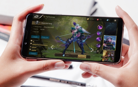 F5 cũng được bổ sung tính năng chống làm phiền (Do Not Disturb) dành cho game thủ. Tính năng này sẽ hiển thị các cuộc gọi đến dưới dạng banner, giúp trải nghiệm game không bị gián đoạn nhưng vẫn luôn đảm bảo không bị lỡ các cuộc gọi quan trọng. OPPO F5 đã hợp tác với game Liên Quân Mobile và tinh chỉnh tối ưu cho game này nói riêng và đem lại những tiện ích cao nhất cho người yêu game nói chung.