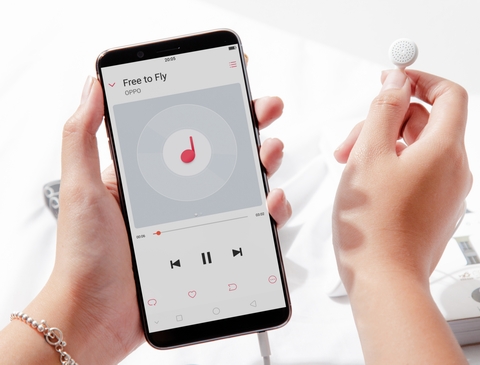 F5 trang bị pin 3.200mAh và công nghệ tối ưu liên tục “Continuous Optimizing”, giúp quản lý các ứng dụng chạy nền, cho phép người dùng có thể tối ưu thời gian sử dụng tốt nhất. Máy còn được tích hợp công nghệ chia sẻ file O-share có tốc độ nhanh hơn 100 lần so với Bluetooth. F5 được bán với giá 6,99 triệu đồng, cùng chế độ ưu đãi quà tặng hấp dẫn cho khách hàng đặt trước trong thời gian từ 4/11 – 10/11.