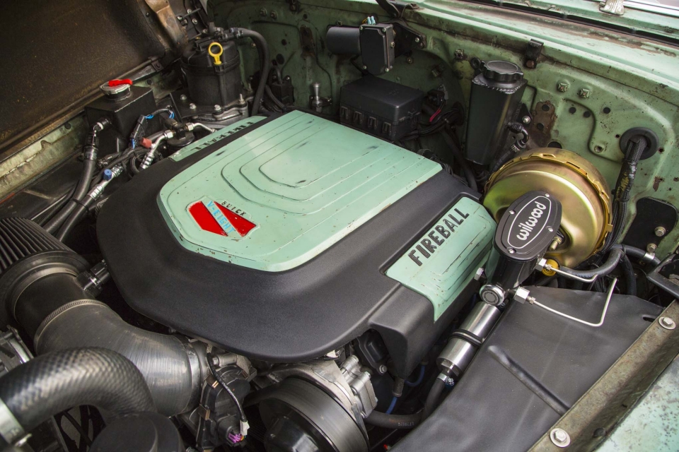 Động cơ GM LS9 - 660 sức ngựa V8 - 6.2 lít từ Corvette ZR1, còn mạnh hơn máy của Ferrari 458 tới 100 sức ngựa.