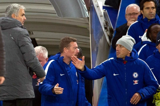 Ông Mourinho lý giải vì sao không bắt tay HLV Conte