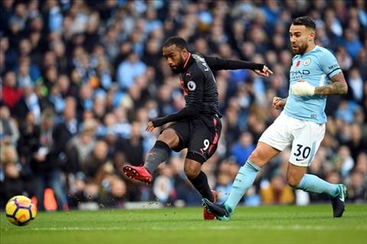 Alan Shearer xúi Lacazette &quot;bật lại&quot; HLV Wenger!