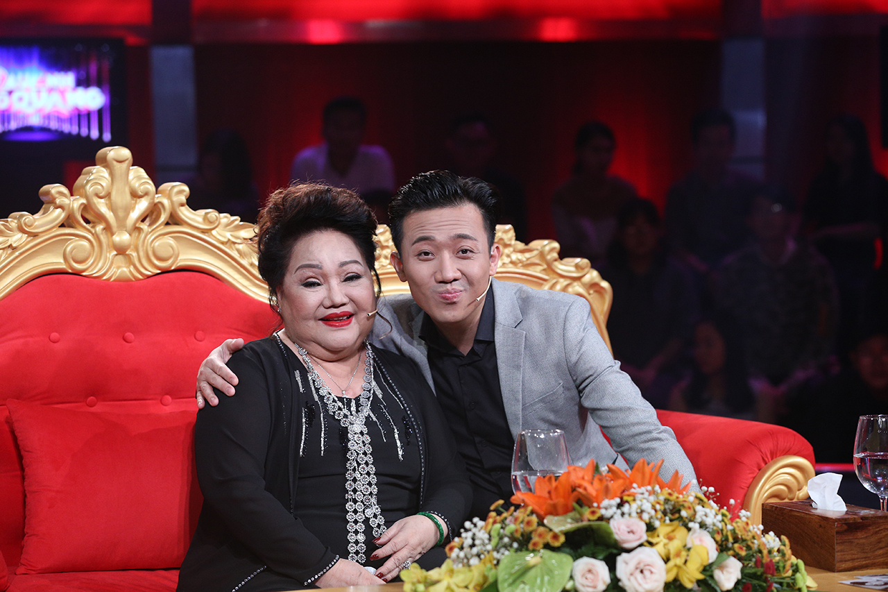 NSND Ngọc Giàu: &quot;Khán giả còn thương thì tôi vẫn ca diễn phục vụ&quot;