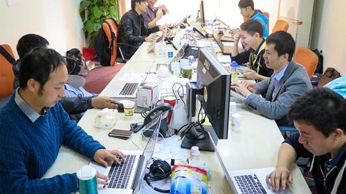 Căn nhà không quá xa trụ sở hiện tại của Alibaba, nơi mà nhân viên có thể tận hưởng các tiện nghi hơn hẳn. Họ có thể thưởng thức những món ăn ngon, uống cà phê trong nhà hàng của công ty, tập gym, chơi golf, đánh billiard... Tuy nhiên, theo nhiều nhân viên trẻ của công ty, họ thấy hạnh phúc được làm việc ở trụ sở đầu tiên. Có thời điểm, tại căn hộ có tới 30 nhân viên tự nguyện tới đây ngồi làm trong suốt 10 tháng.