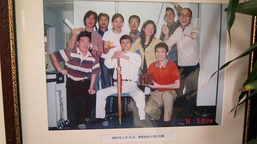 Trong căn hộ vẫn còn treo những bức ảnh của Jack Ma thời trẻ. Nhiều năm trước, tỷ phú người Trung Quốc đã có ý tưởng để những người tài năng nhất tới đây ngồi làm. Ông hy vọng, mọi người sẽ có thêm động lực và sáng tạo ra các sản phẩm mới. Đó không phải là một ý tưởng hão huyền. Một số những sản phẩm thành công đã được ra đời ở đây: Alipay, TMall và Taobao.