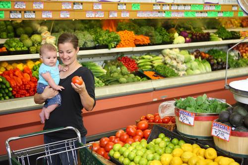 Đầu năm 2015, nhiều siêu thị lớn có tiếng như Metro, Big C, Lotte Mart... đã phải tạm ngưng nhập và bán mặt hàng rau sạch của Công ty TNHH Sản xuất và chế biến RAT Ba Chữ vì công ty này này lấy rau không rõ nguồn gốc tại chợ đầu mối nông sản thực phẩm Minh Khai chứ không phải nguồn trồng rau sạch.