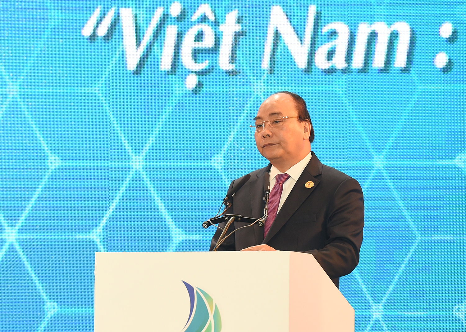 Thủ tướng Chính phủ Nguyễn Xuân Phúc phát biểu khai mạc Hội nghị Thượng đỉnh Kinh doanh Việt Nam - VBS 2017. Ảnh: VGP/Quang Hiếu