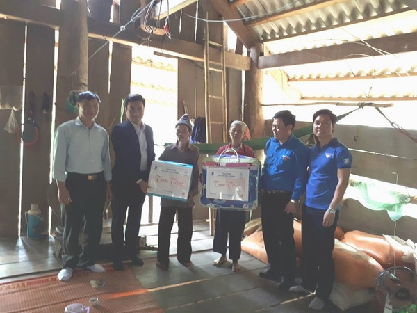 Hành trình &quot;Vinaphone Kết nối yêu thương&quot; đến với Hòa Bình