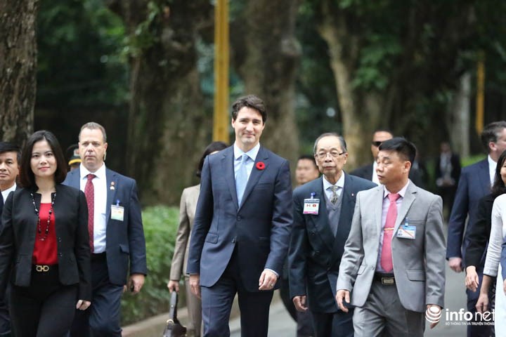 Nhà sàn của Chủ tịch Hồ Chí Minh nằm trong khuôn viên quần thể Khu lưu niệm tại Phủ Chủ tịch. Đây là nơi Chủ tịch Hồ Chí Minh ở và làm việc từ năm 1958 đến 1969.