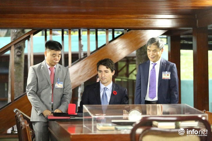 Sau đó, Thủ tướng Canada Justin Trudeau đã viết lưu niệm bằng tiếng Pháp.