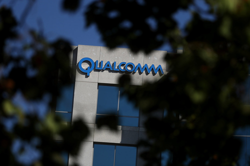 Qualcomm đối mặt nguy cơ bị đối thủ Broadcom thâu tóm