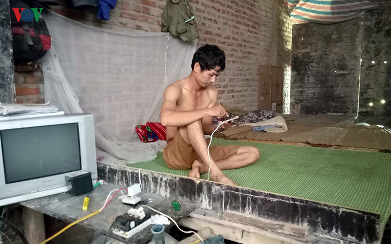 Anh Minh, một công nhân xây dựng quê Yên Bái cho biết: “Tôi từ quê lên đây kiếm sống và ở đây mấy năm nay, lao động vất vả, tiền nhà trọ và sinh hoạt đắt đỏ, mọi thứ rất khó khăn. May mắn ở nơi đây bỏ hoang đã lâu nên chúng tôi tá túc, ăn ở và sinh hoạt giúp tiết kiệm được nhiều chi phí