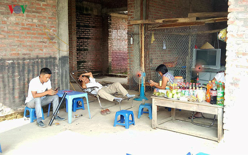 Có những căn biến thành quán trà đá bán cho người lao động ở tại đây.